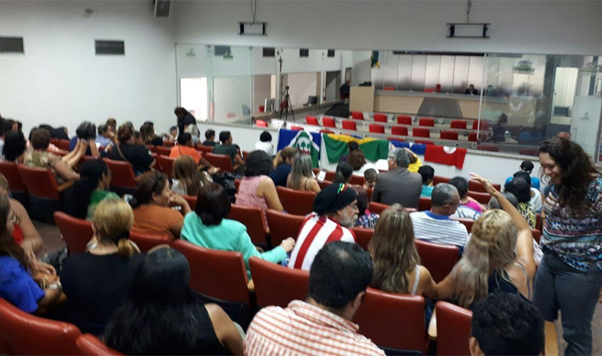 Trabalhadores em educação de Rondônia ocupam Assembleia Legislativa há 24 horas