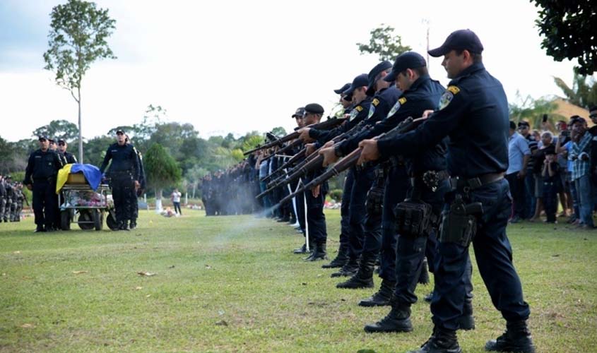 Soldado PM Leidiane Linhares é sepultada com honras militares