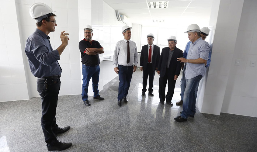 Maurão de Carvalho apresenta obras da nova Assembleia a conselheiros do TCE