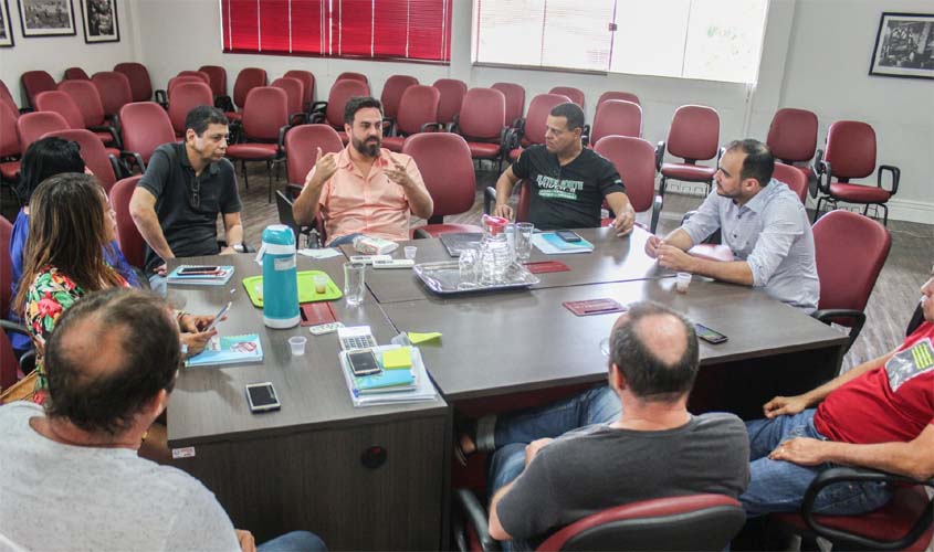 Léo Moraes se reúne com SINDUR para tratar sobre salários atrasados de servidores da CAERD 