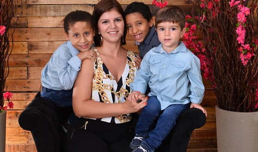 No Dia das Mães, conheça a juíza de Rondônia que adotou duas crianças e aumentou a família