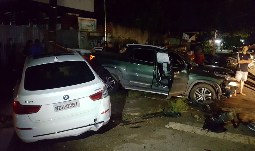 Adolescente pega BMW escondido do pai e causa acidente de trânsito