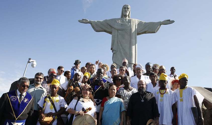 Rei de Ifé participa de ato com líderes religiosos no Cristo Redentor