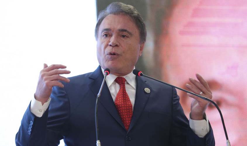 Alvaro Dias defende reforma tributária em debate do setor de comércio