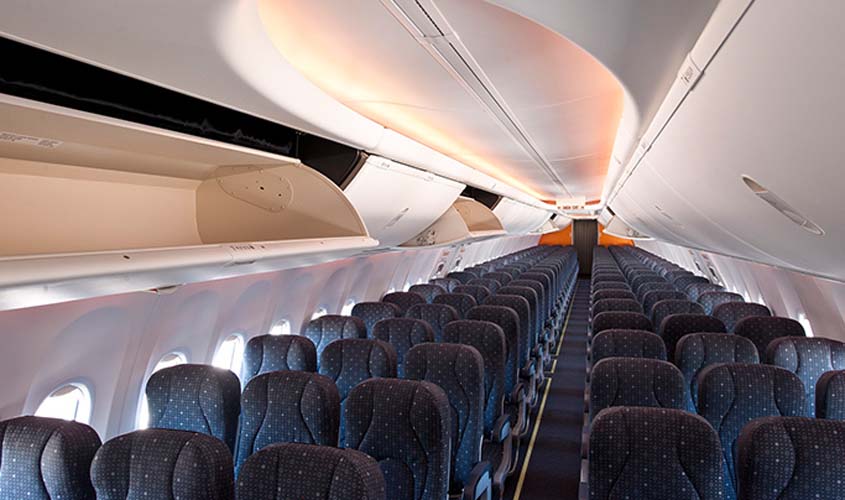 Reclamação de passageiros sobre calor em aeronave não configura dano moral a comissária 