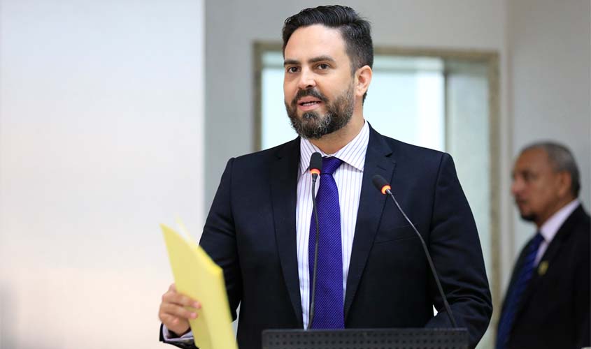Deputado Léo Moraes homenageia delegado da Civil e sargento da PM 