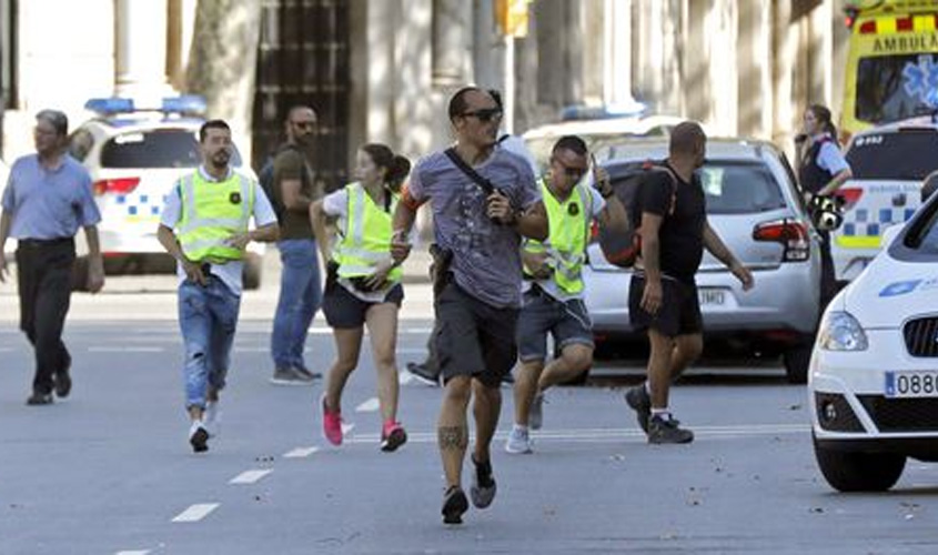 Polícia confirma atentado terrorista em Barcelona; ataque deixou mortos