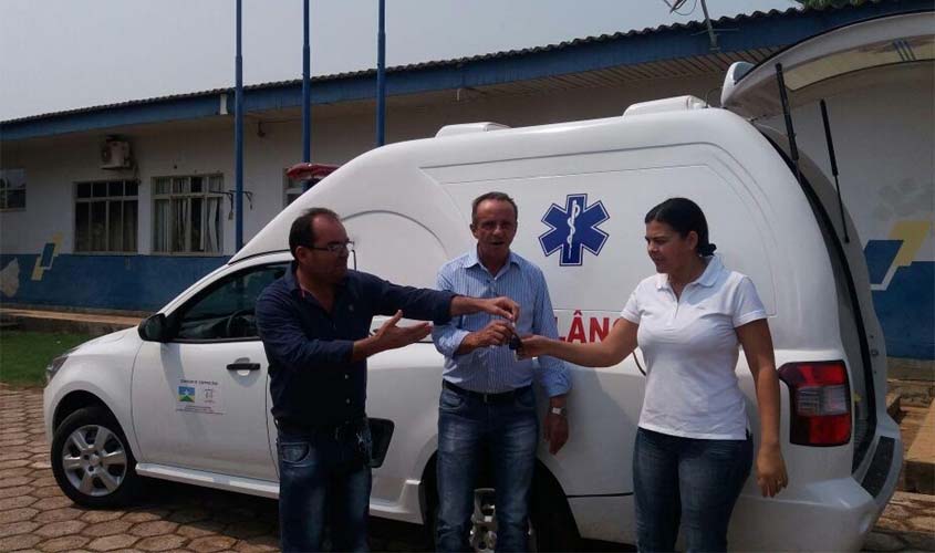 Deputado Lazinho contempla Nova Brasilândia com ambulância