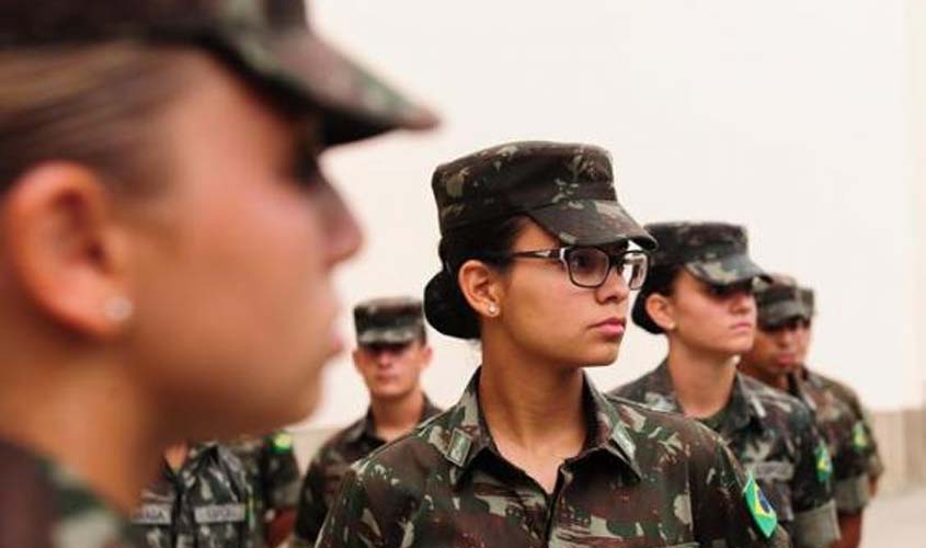 Pela primeira vez, Exército recebe mulheres na Aman para ensino militar bélico