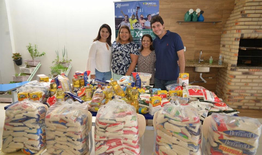 Mariana e Maurício Carvalho repassam alimentos de evento solidário para instituições beneficentes