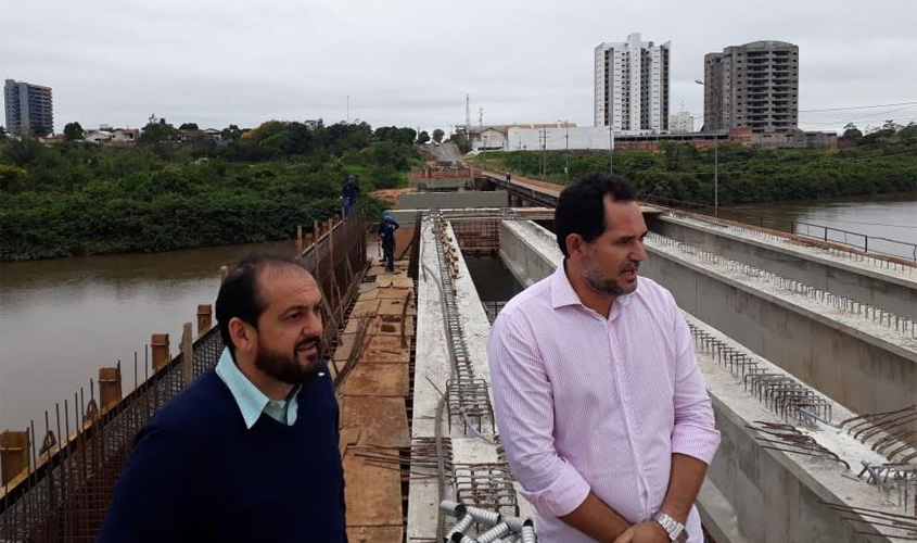 Deputado Laerte Gomes acompanha andamento da construção da ponte sobre o rio Urupá