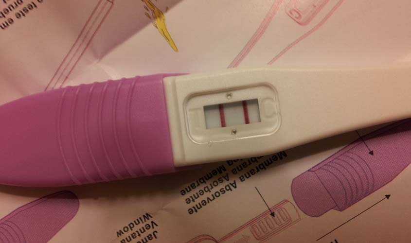 Exame positivo de gravidez no fim do aviso-prévio garante estabilidade a operadora de caixa