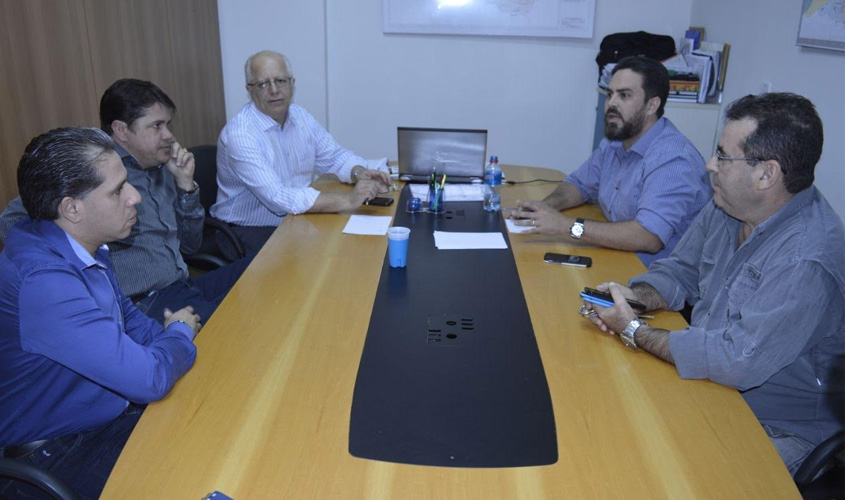 Deputado Léo Moraes se reúne com diretor do Detran e representantes de autoescolas para debater implantação dos simuladores de direção