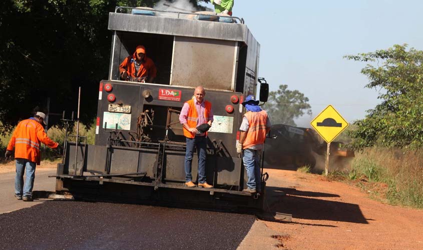 Começa aplicação do microrrevestimento asfáltico na rodovia de acesso a Corumbiara