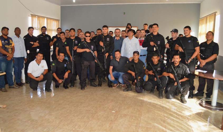 Cleiton Roque participa de entrega de armas para agentes penitenciários