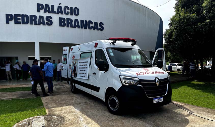 Affonso Cândido faz entrega de ambulância 