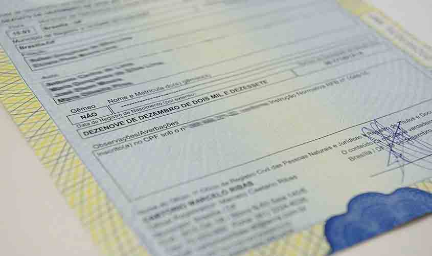 Volta ao Senado projeto que facilita corrigir nomes de pais em certidões  
