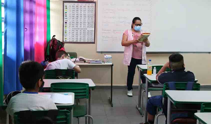 Piso salarial dos professores: valor ficou definido em R$ 4.867