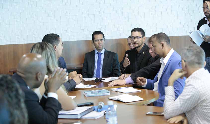 Deputados e Governo criam comissão para viabilizar realinhamento salarial a agentes da Sejus e Fease