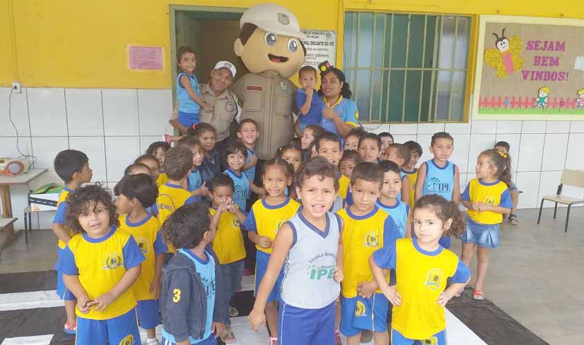 Alunos da Escola Encanto do Ipê recebem aula de educação para o trânsito