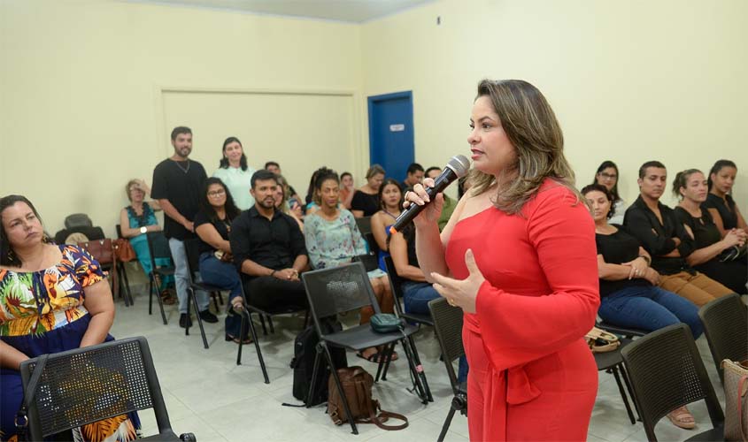 Professores recebem homenagem da secretária da Semed