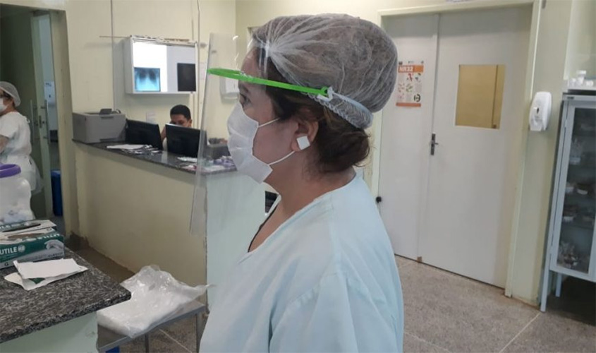 Voluntários testam protótipo de protetor facial para profissionais de saúde