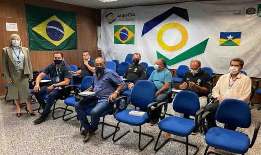 Palestra educativa e comportamental sobre trânsito contam com a participação de motoristas da Agevisa