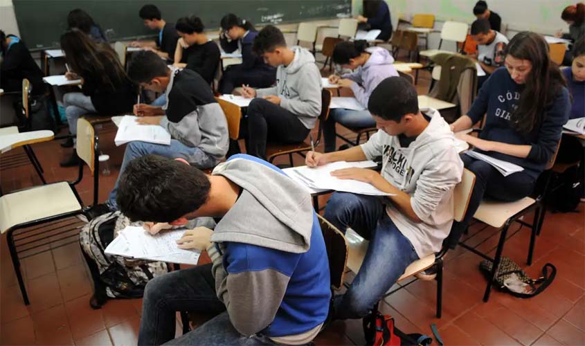 PÉ-DE-MEIA: estudantes nascidos entre julho e agosto recebem benefício nesta segunda-feira (1°)