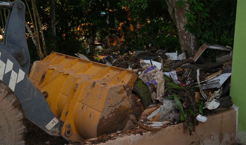 Ação integrada limpa terreno com lixo acumulado na capital