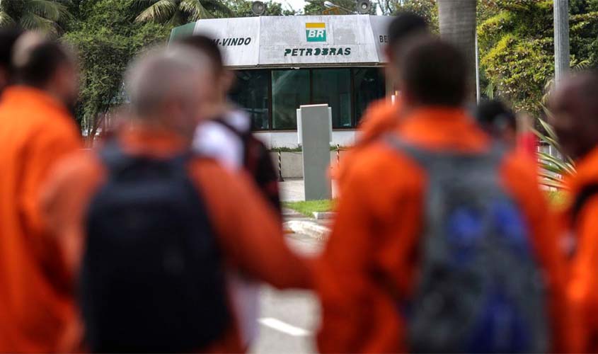 Petroleiros suspendem greve; Petrobras informa que refinarias operam 