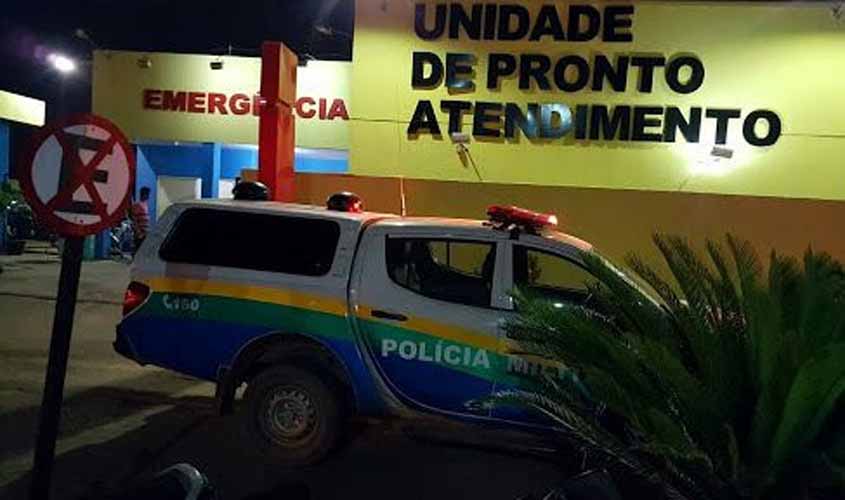 Homem é agredido e esfaqueado após ter a casa invadida por várias pessoas