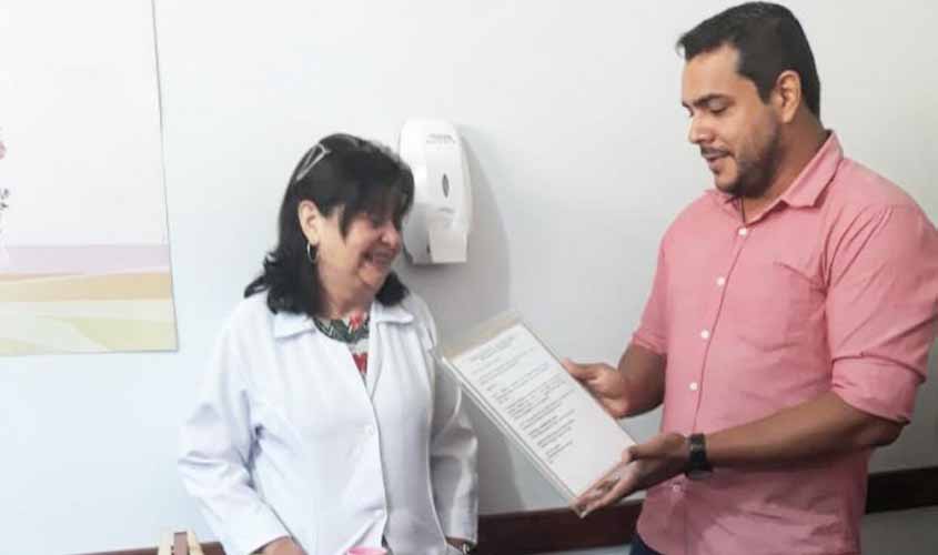 Servidora pioneira em serviço de fisioterapia recebe homenagem da Semusa