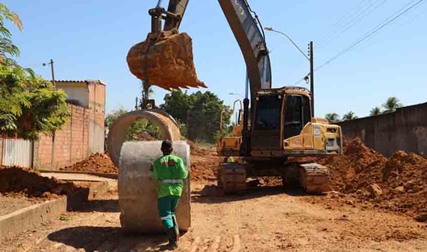 Prefeitura implanta tubulação em ruas do bairro JK