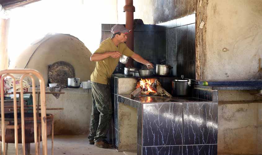 Preço do gás e desemprego elevam uso da lenha para cozinhar no Brasil