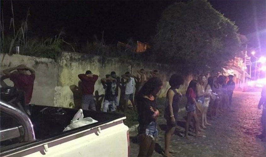 Em cidade vizinha, sete são presos participando de 'Corona Fest'; mulher xingou e tentou agredir policiais