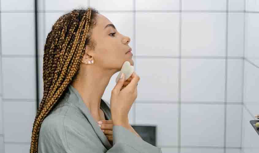 Médica explica como tratar a flacidez da pele do rosto