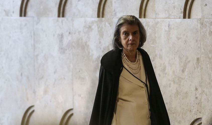 Cármen Lúcia diz ser inaceitável descumprir decisões judiciais