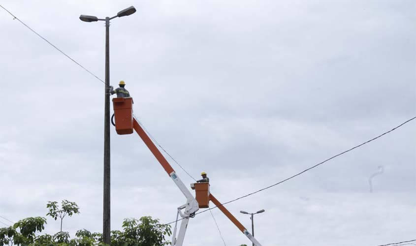 Prefeitura revitaliza iluminação em três avenidas da capital, totalizando 15 Km de extensão