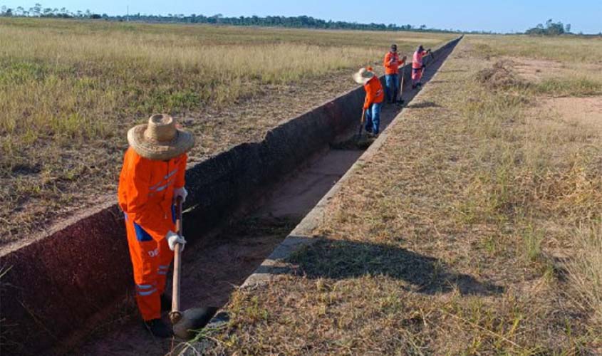 DER executa limpeza de vegetação em área de drenagem no Aeroporto Capital do Café