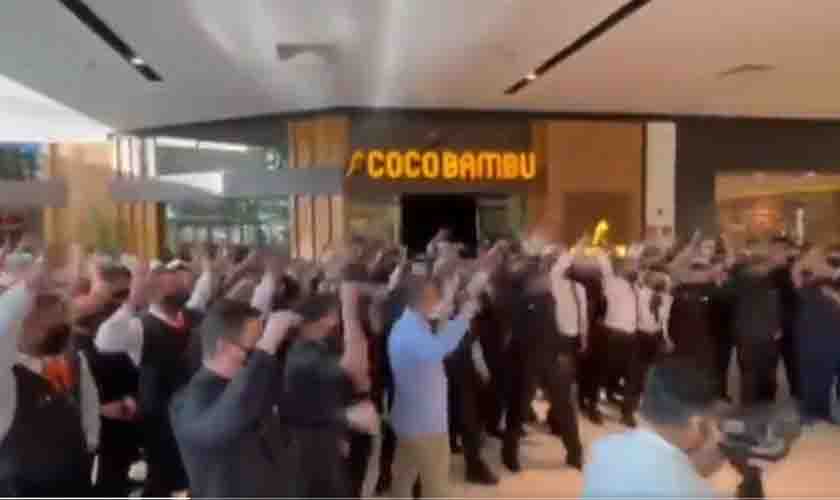 Grito de guerra em inauguração de restaurante bolsonarista “Coco Bambu” vira piada nas redes (vídeo)