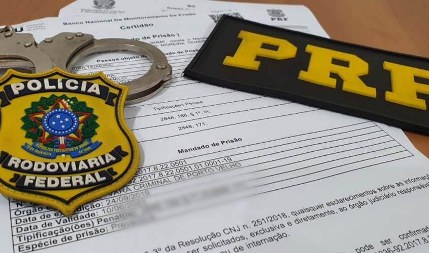PRF flagra dois condutores utilizando Carteira Nacional de Habilitação Falsa e cumpre mandado de prisão