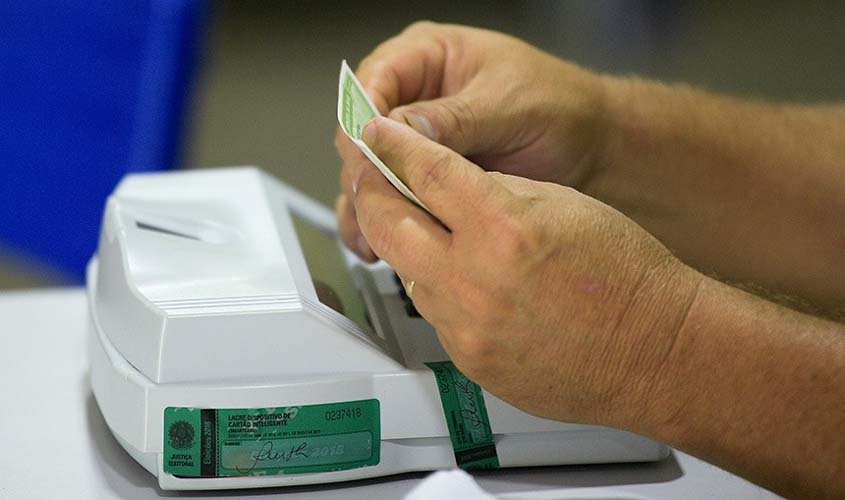 Eleitor tem que levar documento oficial com foto na hora de votar  
