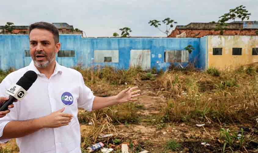 Léo Moraes mostra uma das várias obras paradas na saúde de Porto Velho