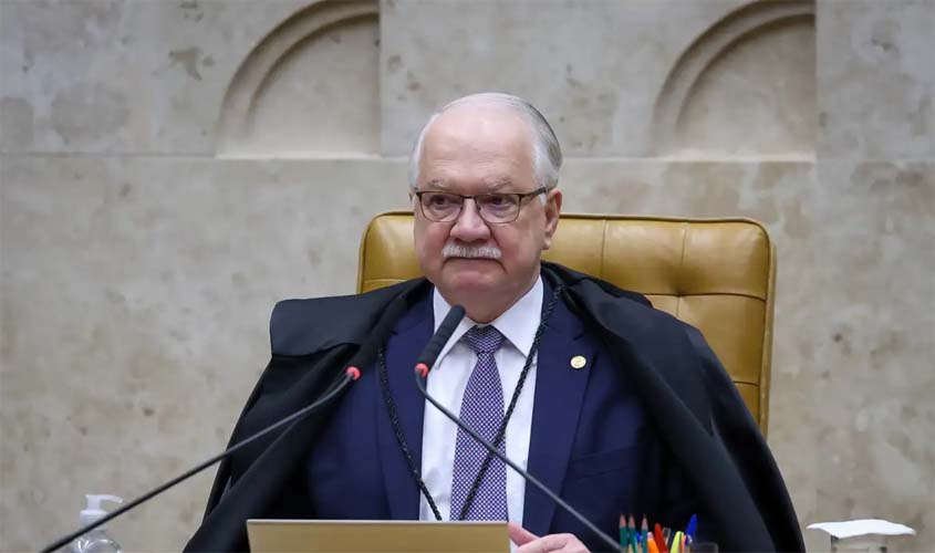 Fachin nega pedido para afastar Dino de ações sobre Flávio Bolsonaro