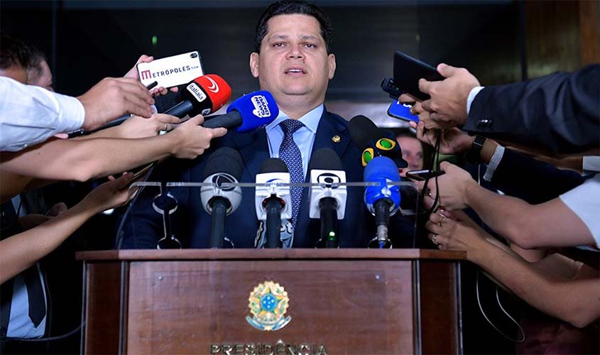 Davi repudia fala de Eduardo Bolsonaro sobre AI-5; senadores pedem punição