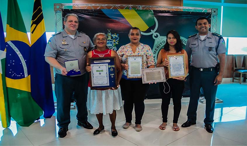 Servidora da Casa Militar se aposenta depois de 31 anos e recebe medalha na despedida