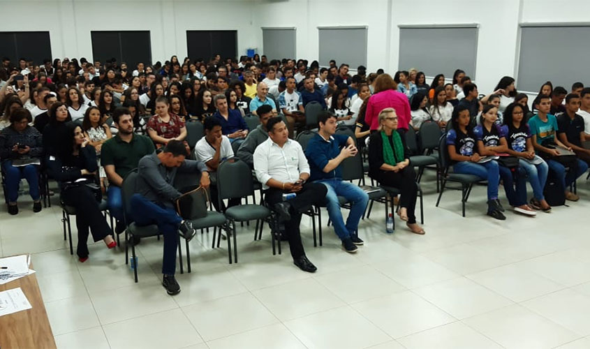 Ás vésperas do Enem, aulão reúne mais trezentos estudantes da rede pública