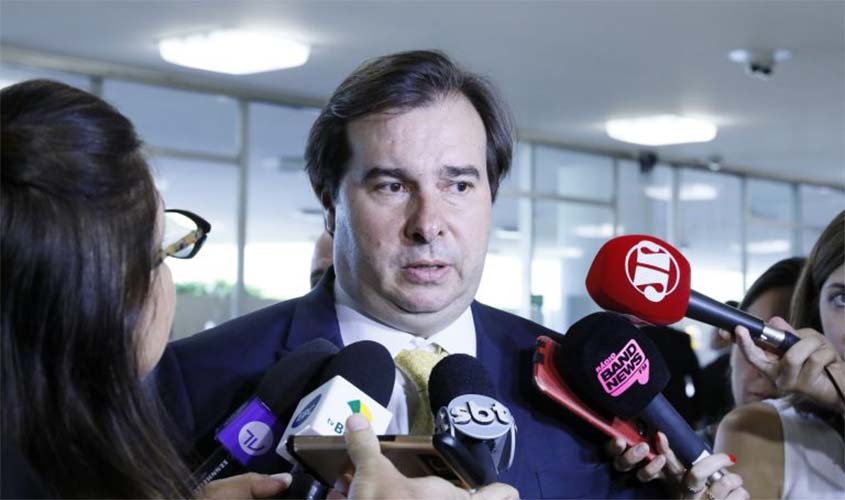 Rodrigo Maia diz que é repugnante a declaração de Eduardo Bolsonaro sobre novo AI-5