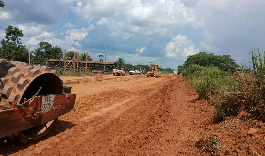 DER inicia trabalho de compactação do encascalhamento na rodovia de Nova Mamoré a Buritis