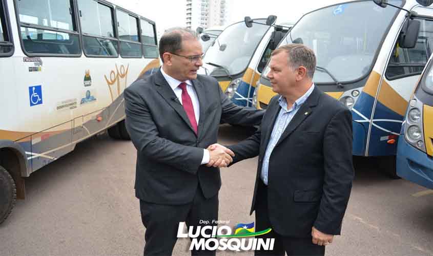 Em solenidade no Palácio do Governo, Dep Lucio Mosquini entrega 22 micro-ônibus para prefeituras